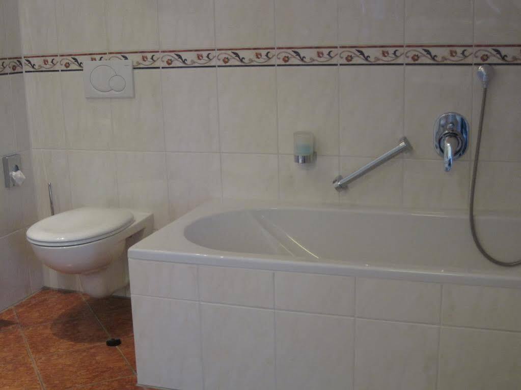 Landhotel Altes Wasserwerk Gbr Freinsheim Bagian luar foto